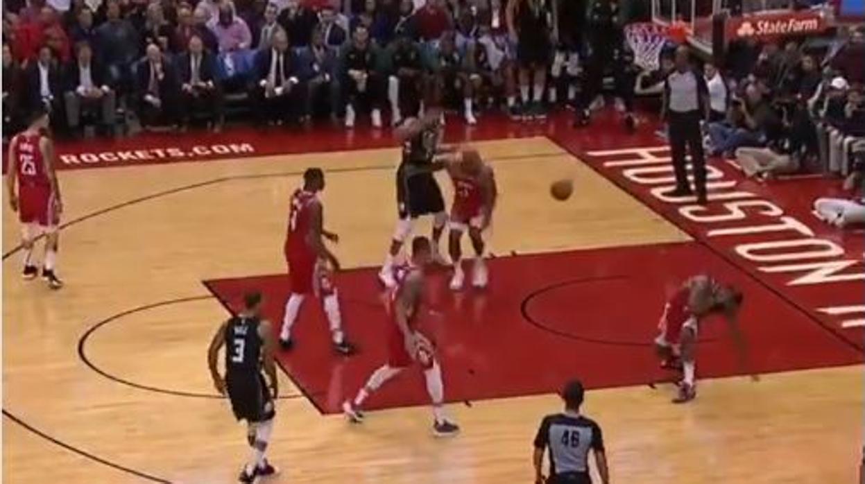 El brutal pelotazo de Antetokounmpo a Harden que se ha hecho viral