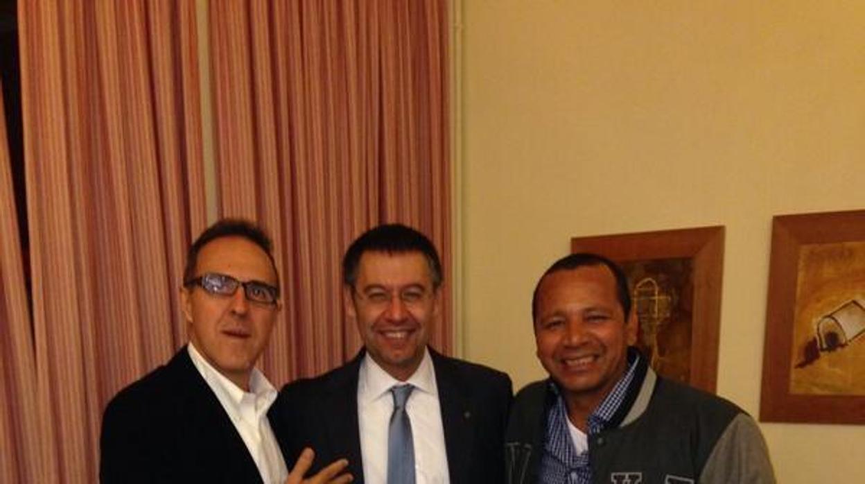 El padre de Neymar junto al presidente Bartomeu y al agente Wagner Ribeiro