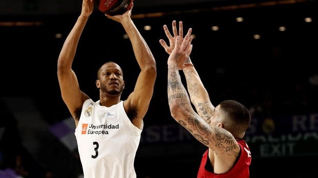 El Real Madrid gana al Zaragoza al final con un palmeo salvador de Randolph