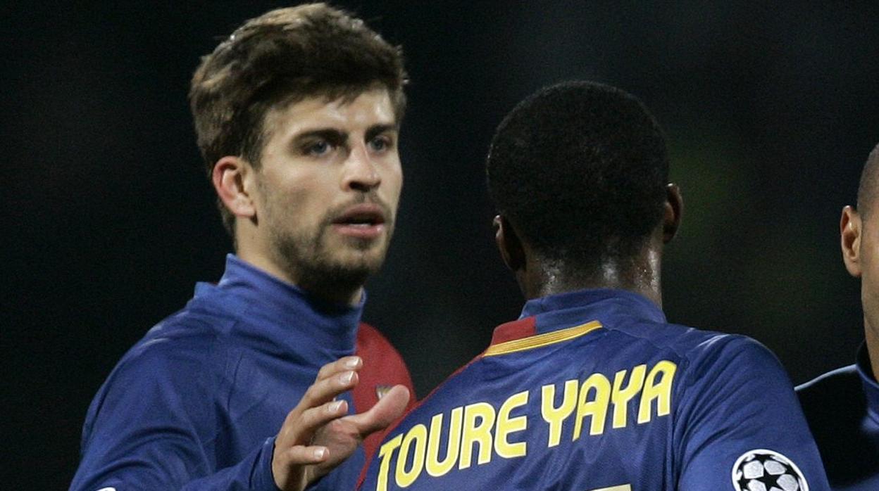 Pigué y Yaya Touré, durante un partido con el Barcelona en el año 2009