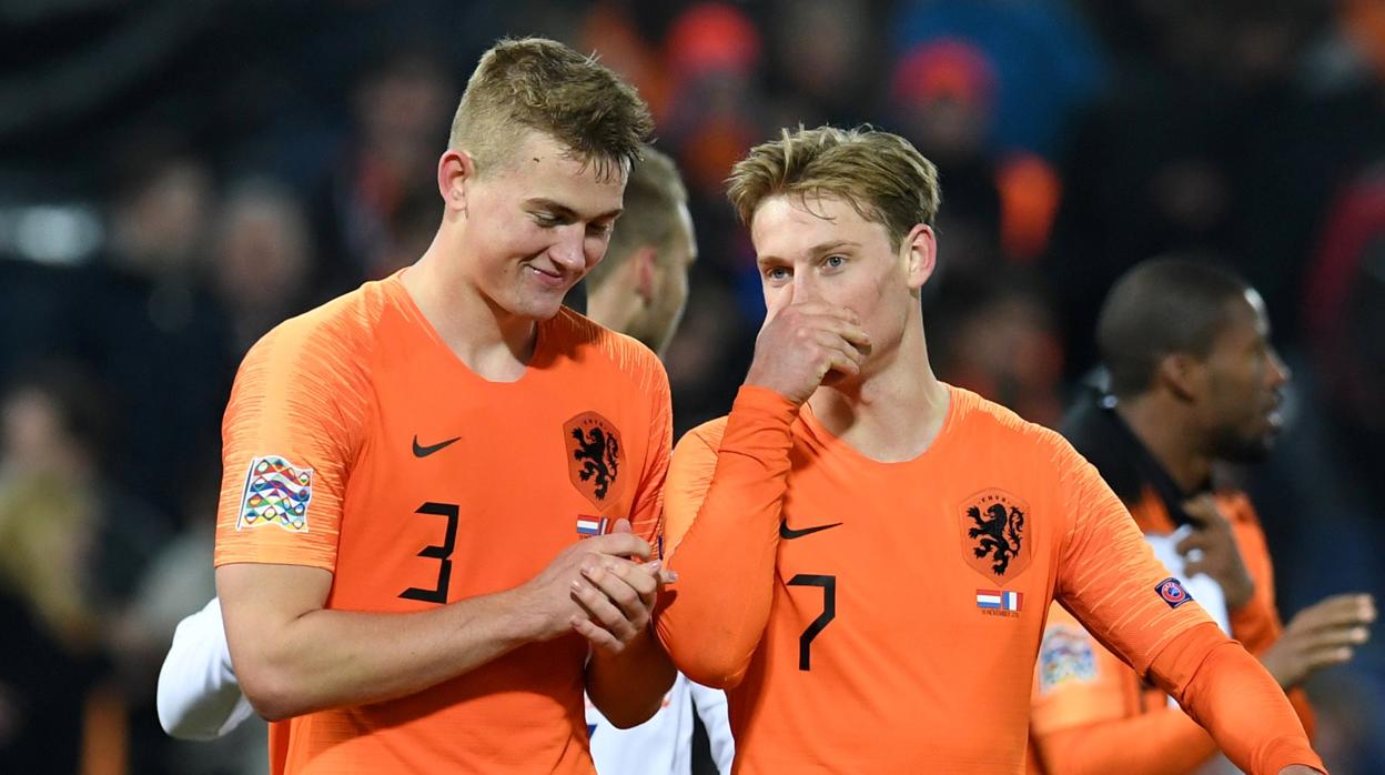 Frankie de Jong y Matthijs de Ligt, ambos pretendidos por el Barcelona, en un partido de Holanda