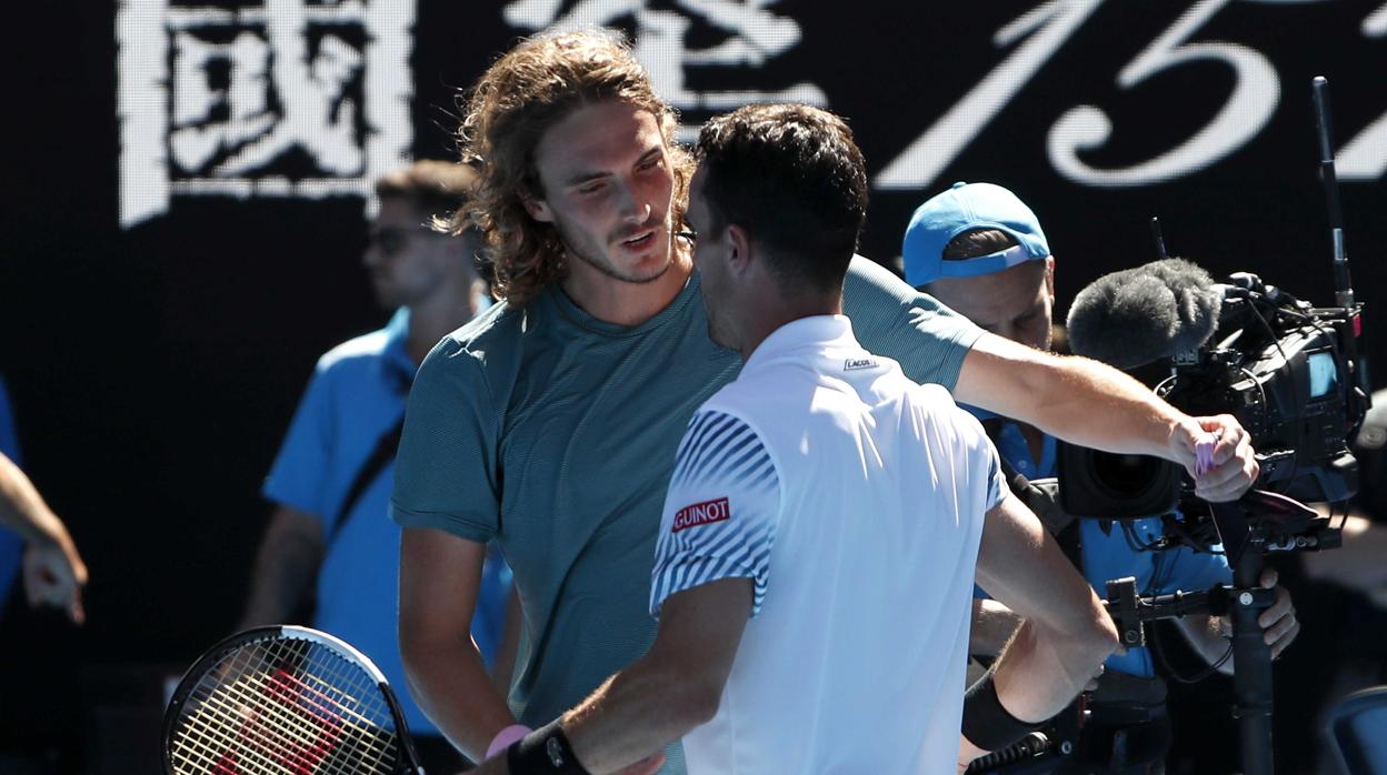 Tsitsipas y Bautista se saludan al finalizar el partido