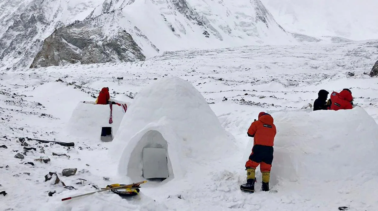 Txikon y su equipo han construido ya tres iglús en el campo base