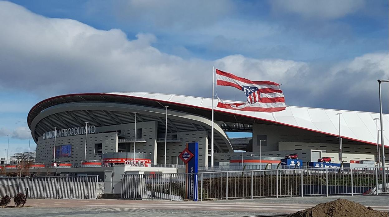 El viento rompe la bandera del Wanda Metropolitano