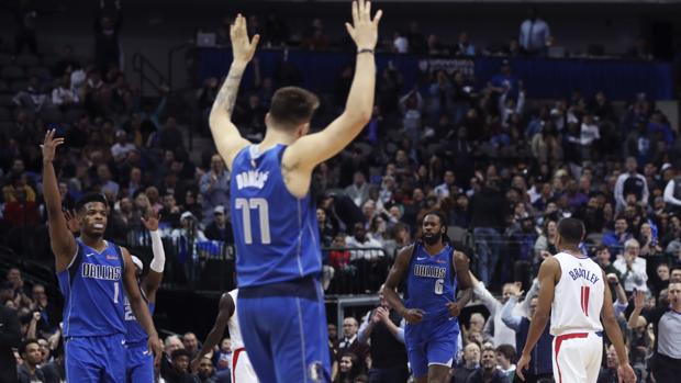 El canastón de Luka Doncic que puso a bailar a sus compañeros