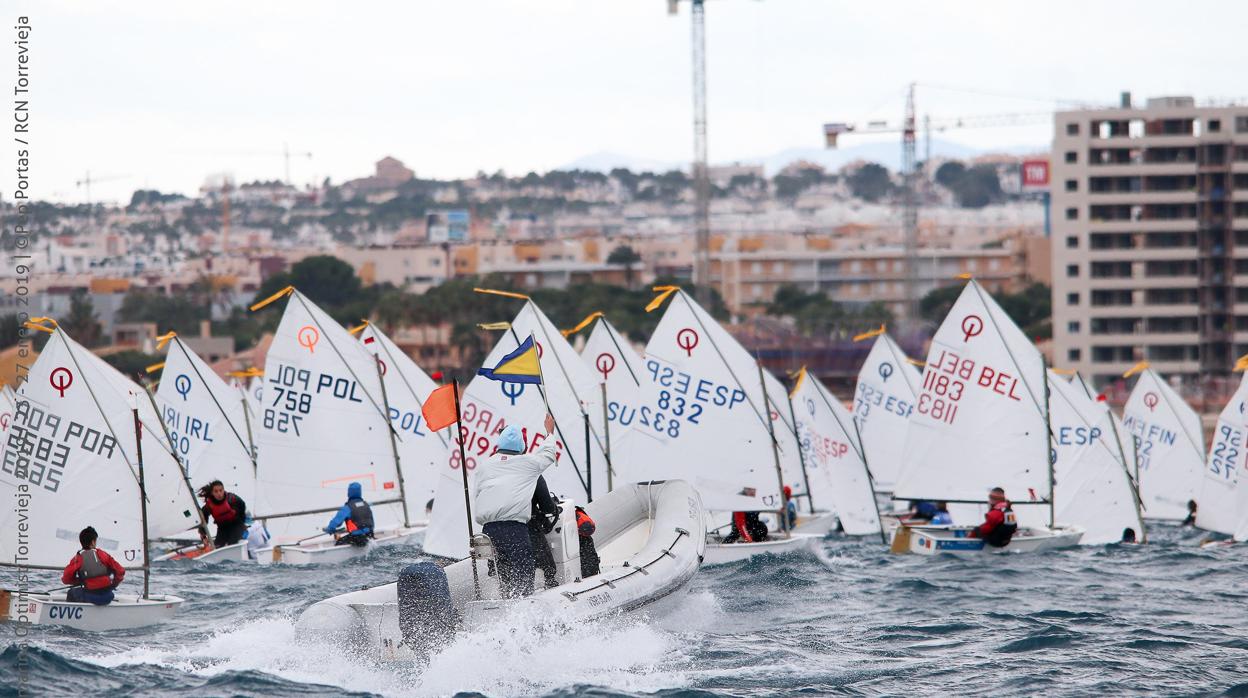 La mala meteorología condiciona el arranque del Trofeo Euromarina de Optimist