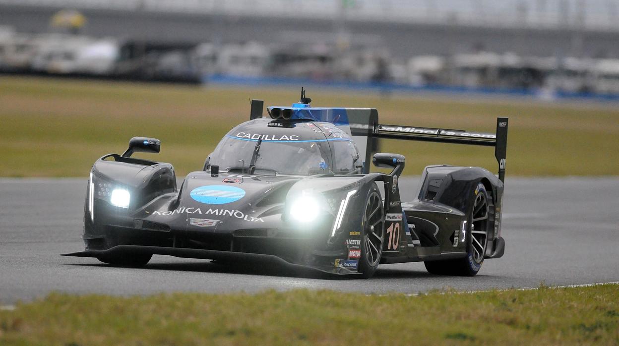 Fernando Alonso, con el equipo Konica Minolta Cadillac, conduce su vehículo este sábado