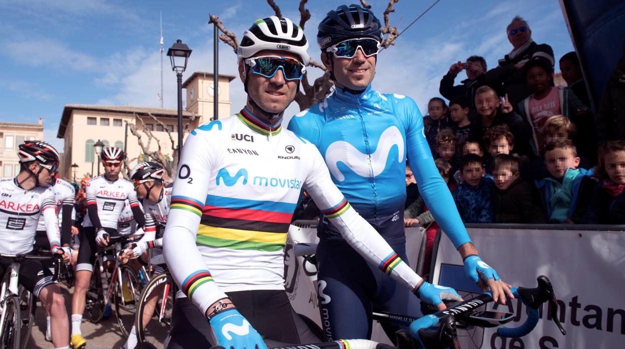 Mikel Landa, con Valverde en la salida de la prueba