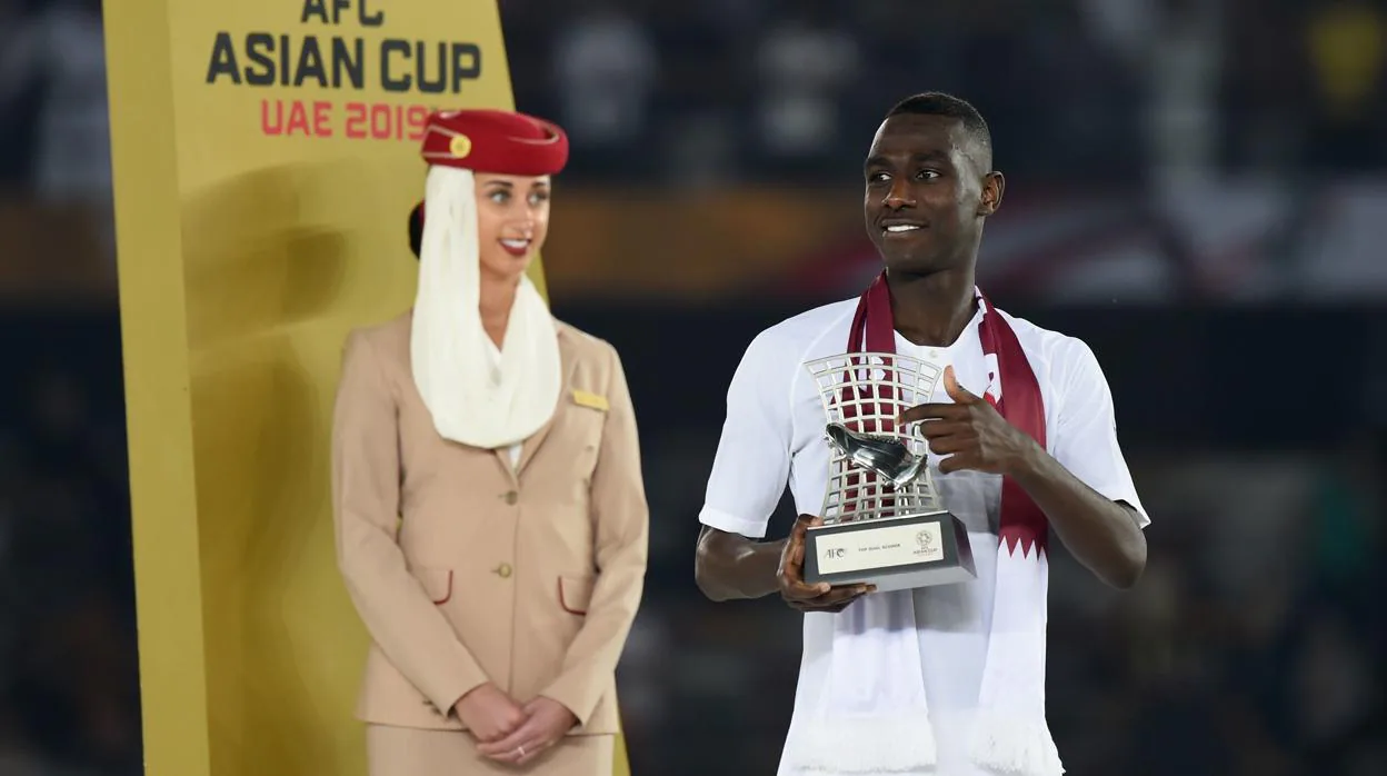 Almoez Ali recibe el trofeo de máximo goleador de la Copa Asia