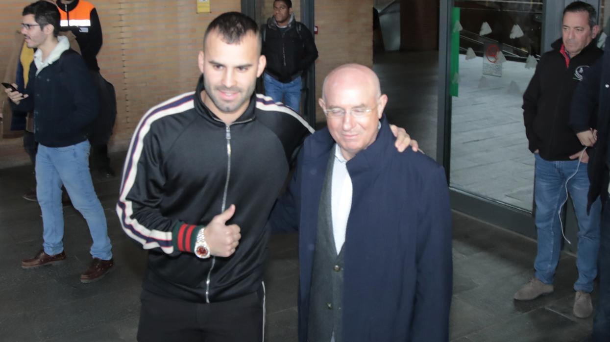 Jesé junto a Serra Ferrer el día de su llegada a Sevilla