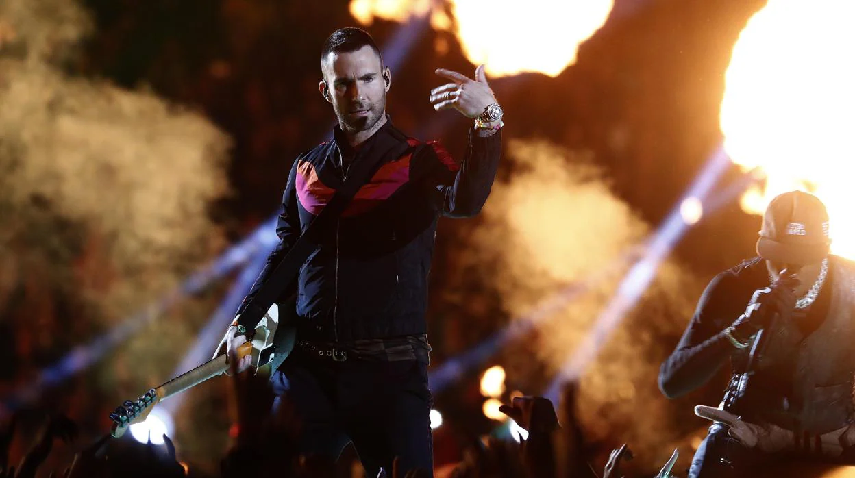 Imagen de la actuación de Maroon 5, durante el intermedio de la Super Bowl