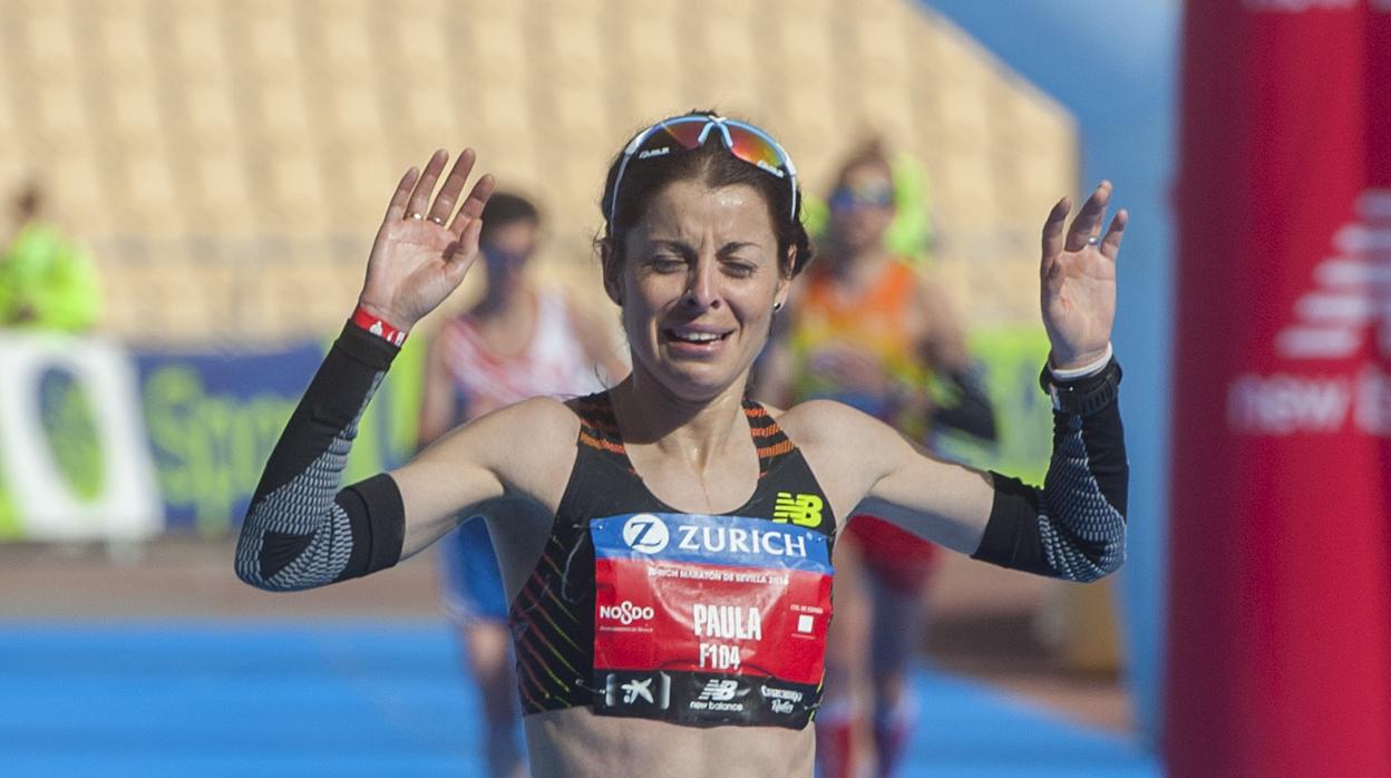 Paula González cruzando la meta como ganadora de la Zurich Maratón de Sevilla 2016