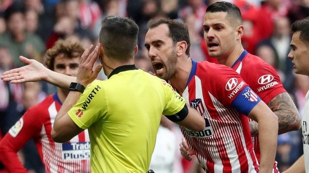 El Atlético de Madrid estalla contra el arbitraje del derbi