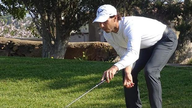 Nadal también es un as con los palos de golf