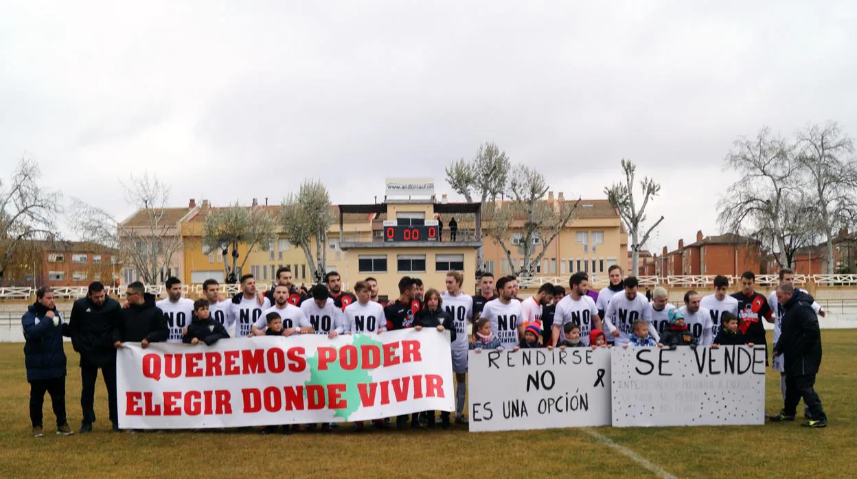 Protesta en la previa de un partido del Andorra por la crisis que afecta a esta comarca de Teruel