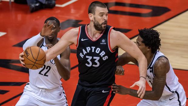 Marc Gasol pone en pie al pabellón en su estreno en Toronto