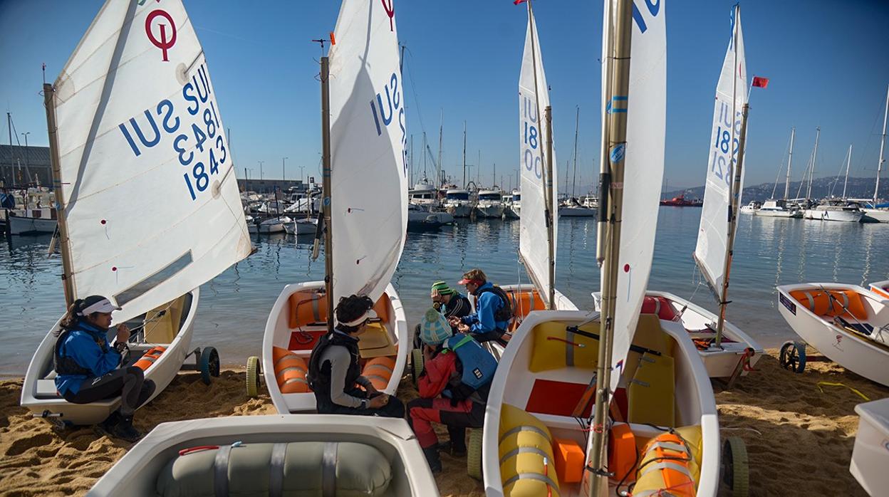 Los Optimist en primera línea de playa