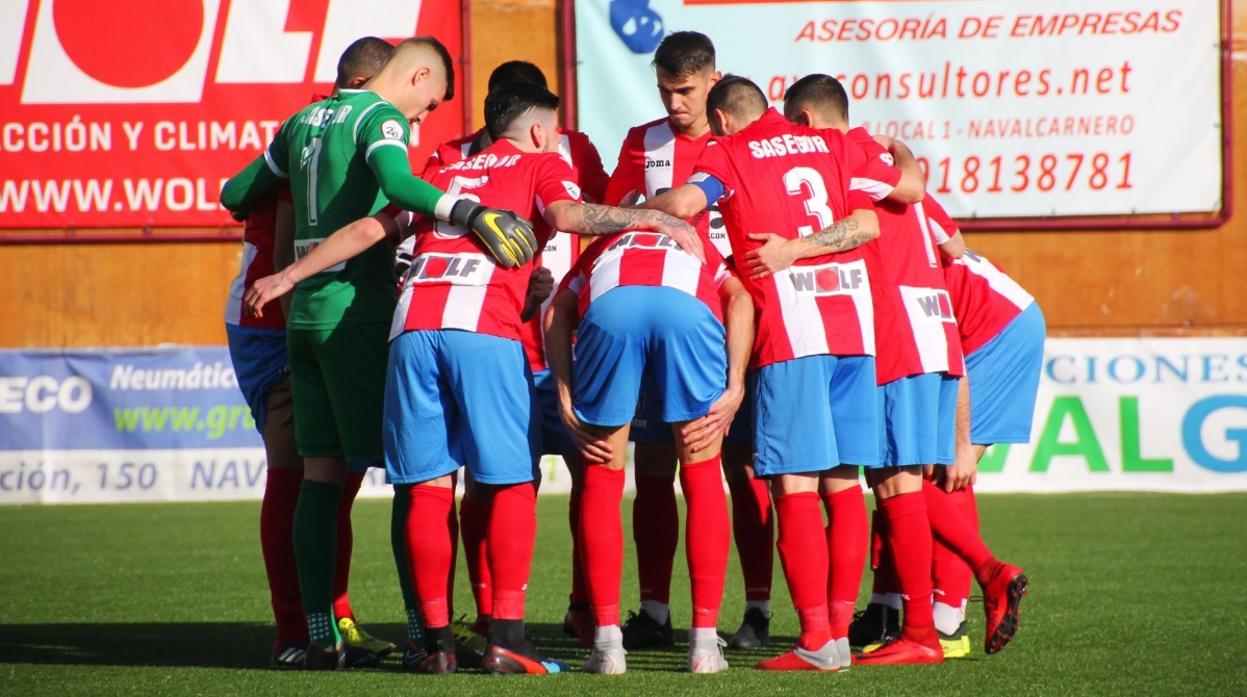 Los jugadores del CDA Navalcarnero antes de su partido del pasado domingo ante el Castilla