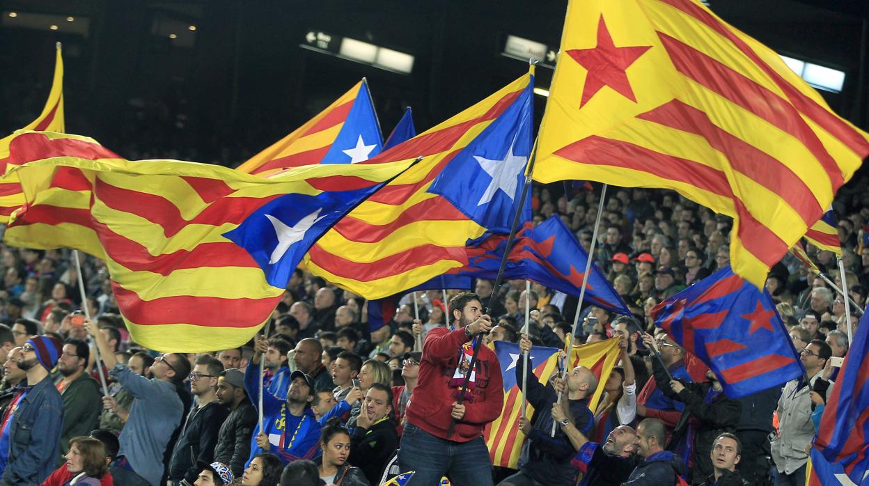 Imagen de la grada del Camp Nou, con banderas independentistas