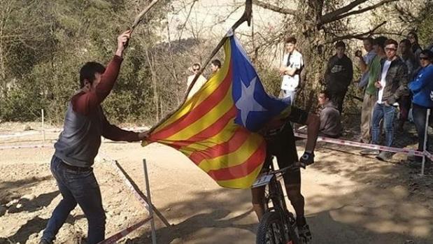 Un independentista derriba con su estelada al ciclista Carlos Coloma