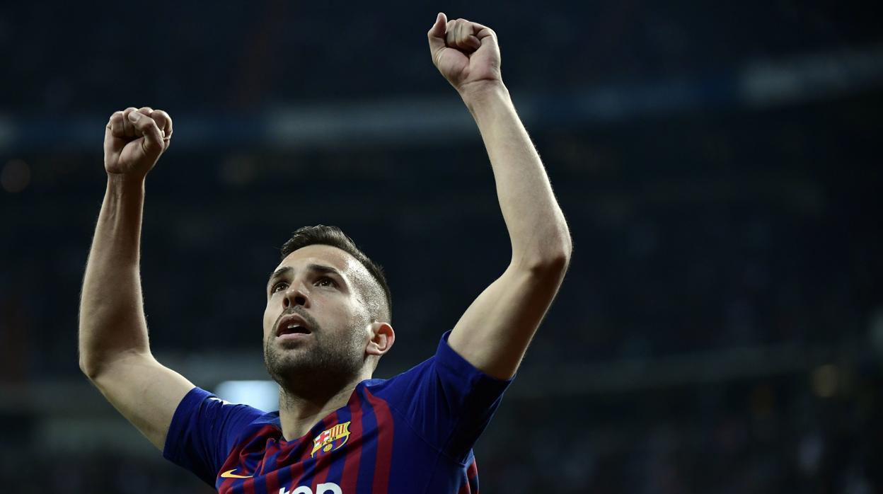 Jordi Alba celebra el triunfo en el Bernabéu