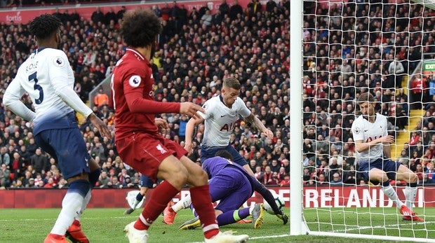 Un autogol de Alderweireld devuelve el liderato al Liverpool