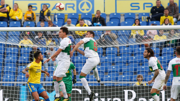 Un Elche muy serio aprovecha las urgencias isleñas