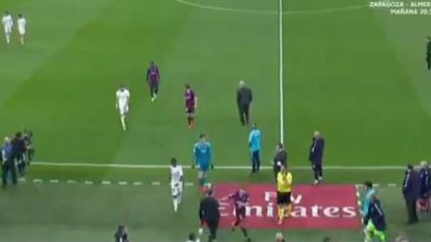 Jordi Alba empujó a Chendo en el descanso del clásico