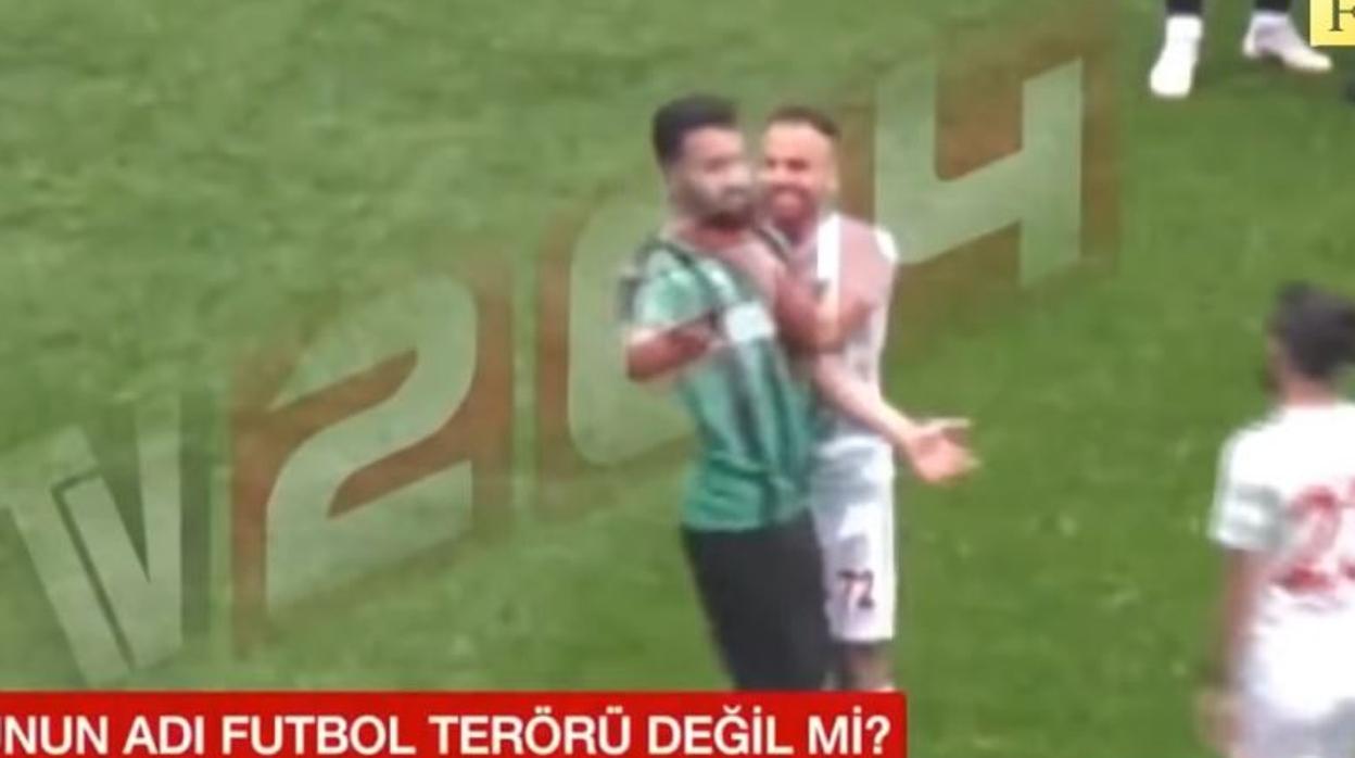 Un futbolista turco ataca con una cuchilla a un rival durante un partido