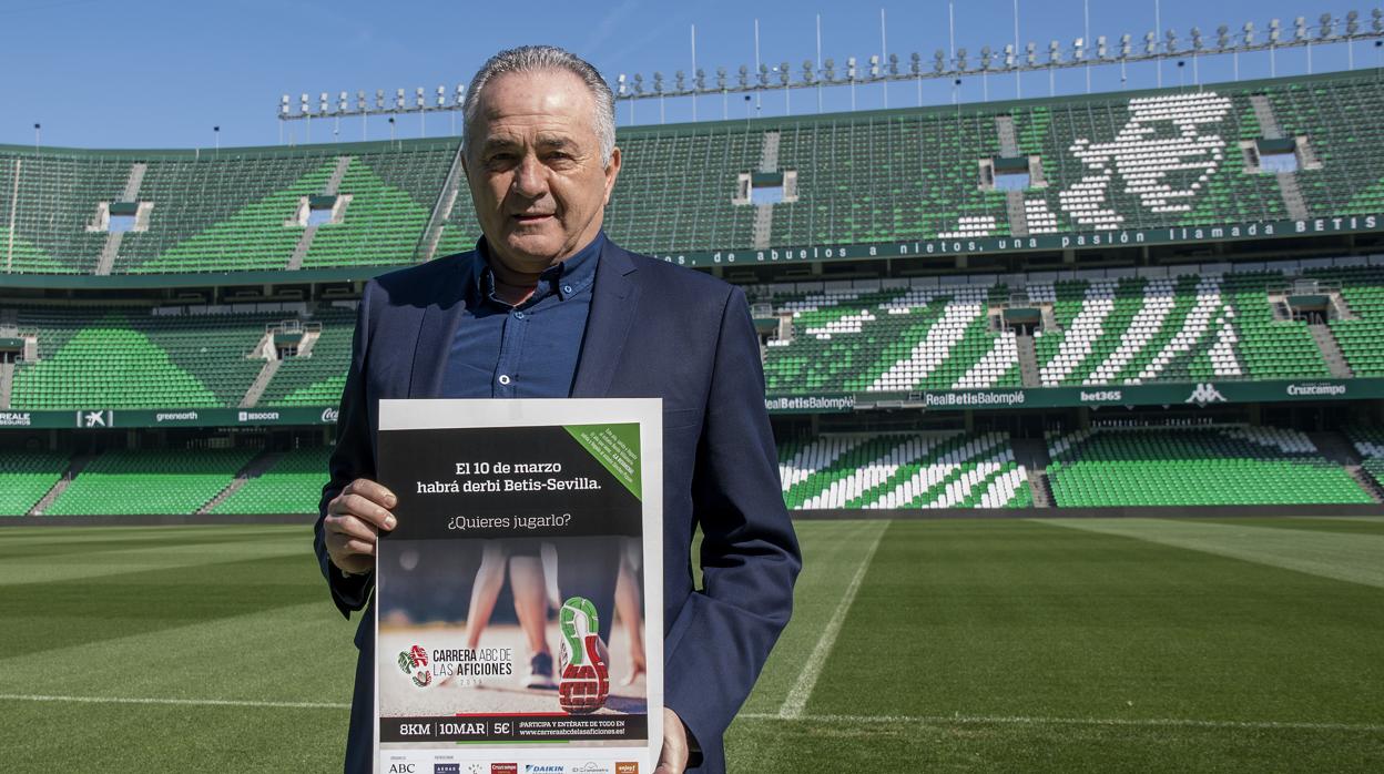 Rafael Gordillo posa con el cartel de la II Carrera ABC de las Aficiones