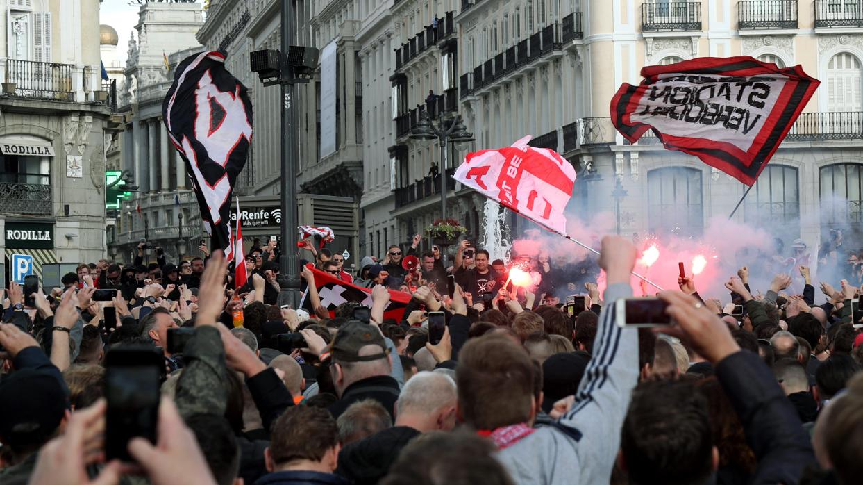 Hinchas del Ajax en el centro de Madrid