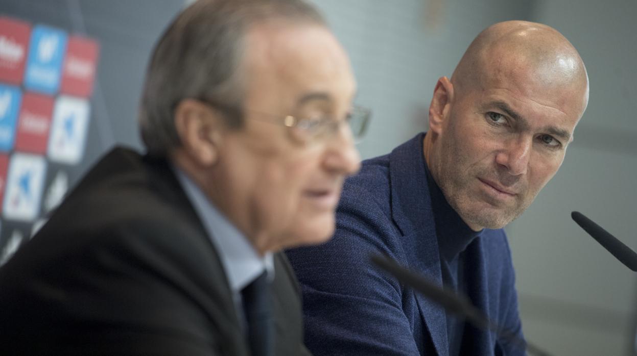 Zidane, con Florentino, el día de su despedida