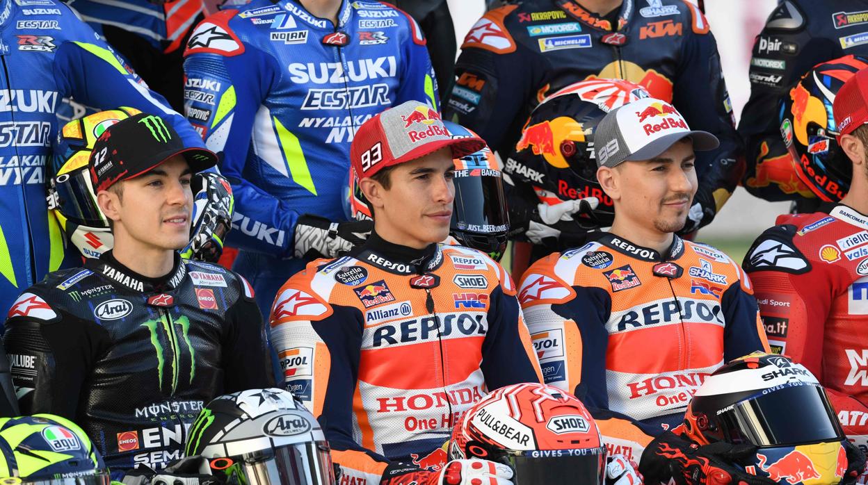 De izquierda a derecha, Viñales, Márquez y Lorenzo, en la foto oficial