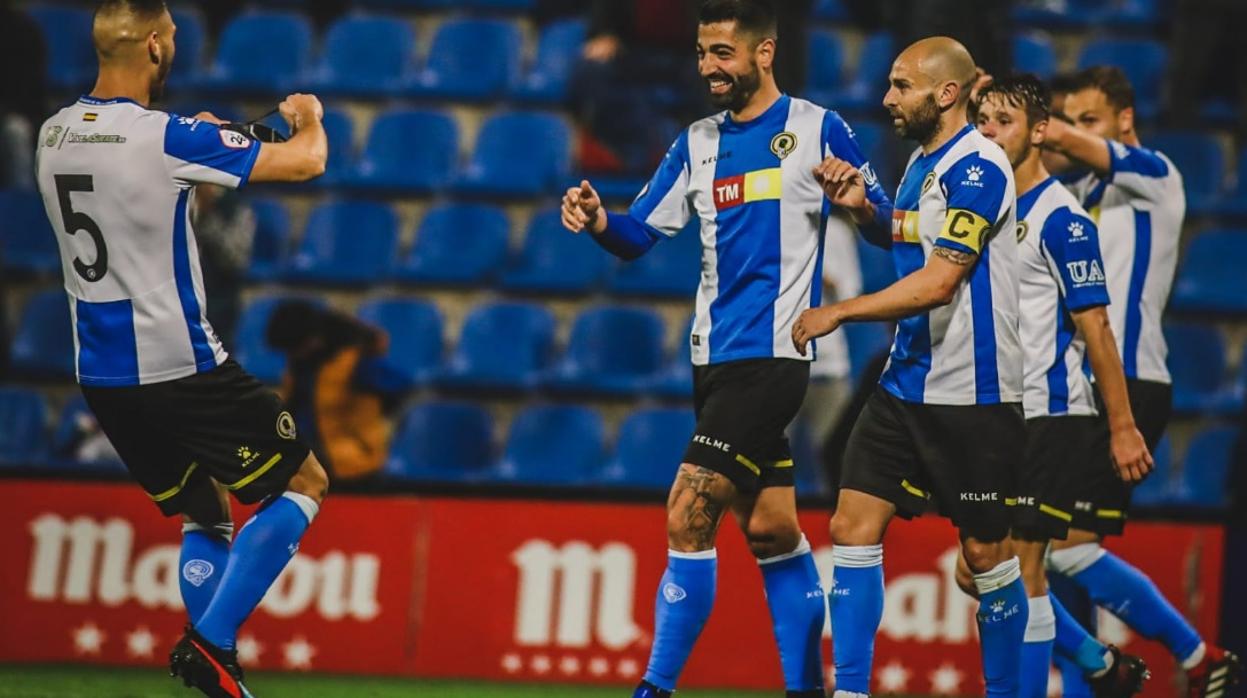 Los jugadores del Hércules celebran un gol