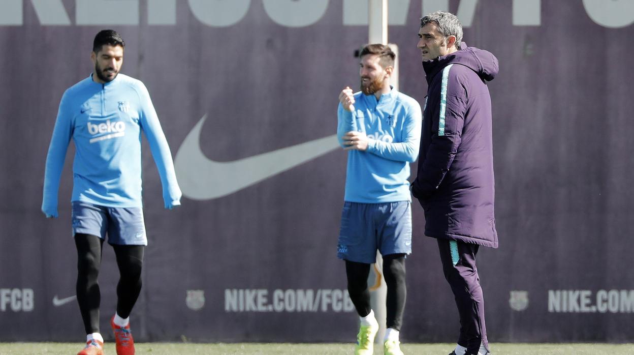 Valverde junto a Messi y Luis Suárez