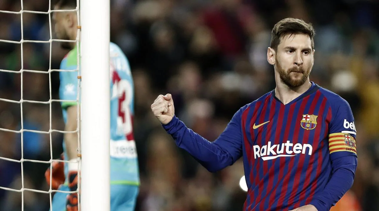 Leo Messi celebra el gol de penalti qeu le ha anotado al Rayoi