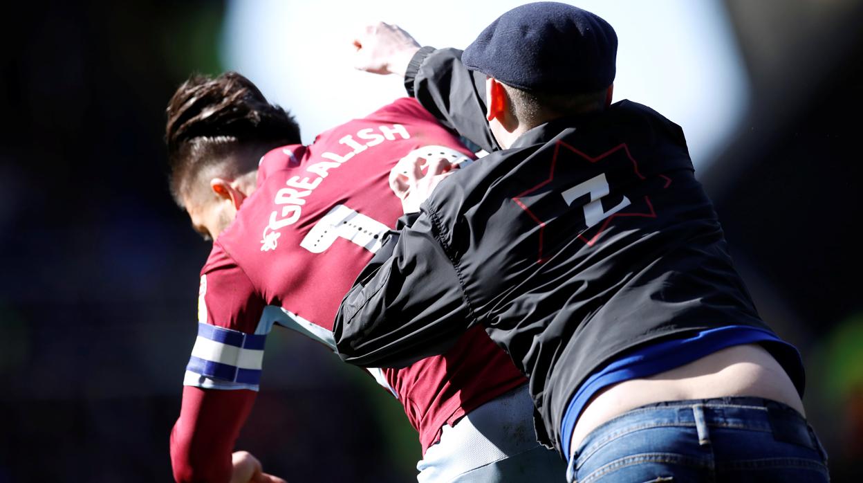 Salvaje agresión de un ultra a un futbolista en el Birmingham - Aston Villa