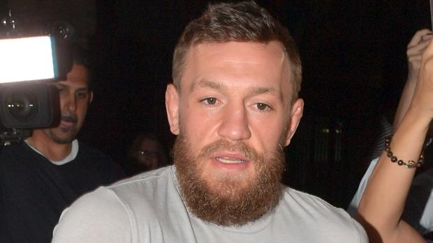 Arrestan a Conor McGregor en Miami Beach por romper y llevarse el móvil de un aficionado