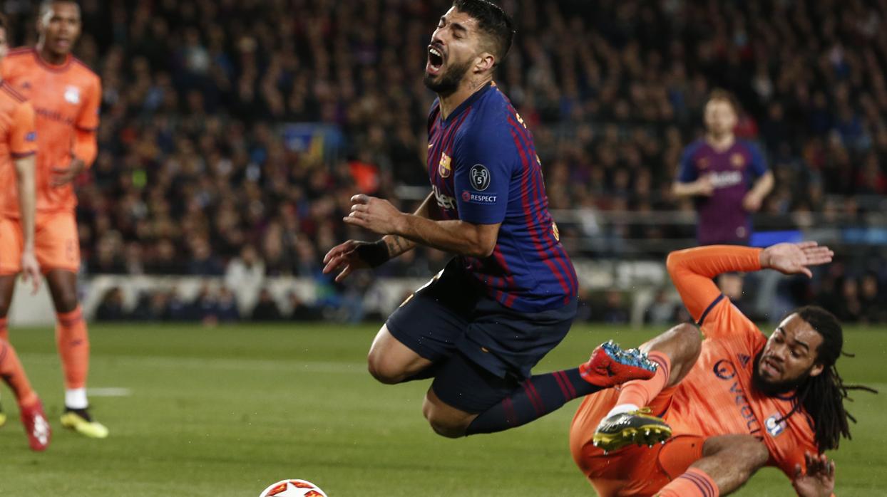 Luis Suárez cae en el área tras el contacto con Denayer