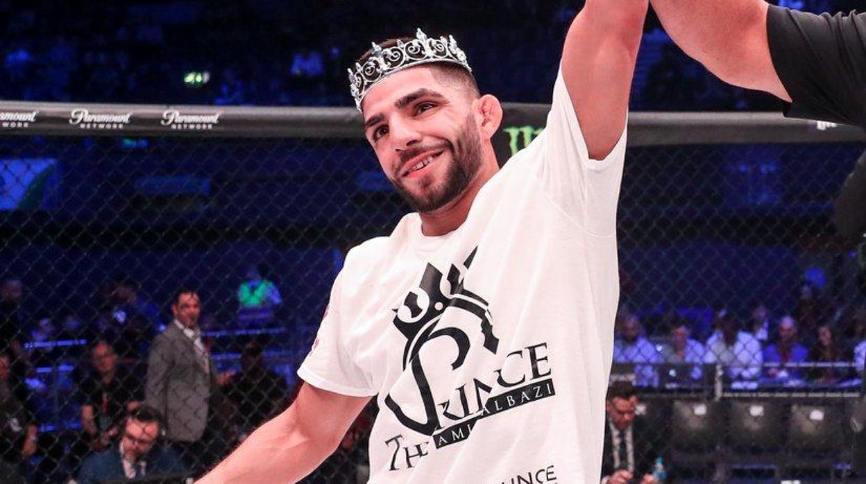 Un árbitro levanta el brazo del joven iraquí Amir Albazi para señalar su triunfo en Bellator