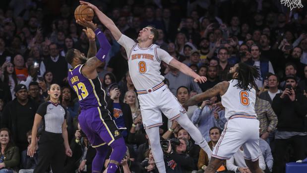 Estratosférico tapón de Hezonja a LeBron para hundir a los Lakers