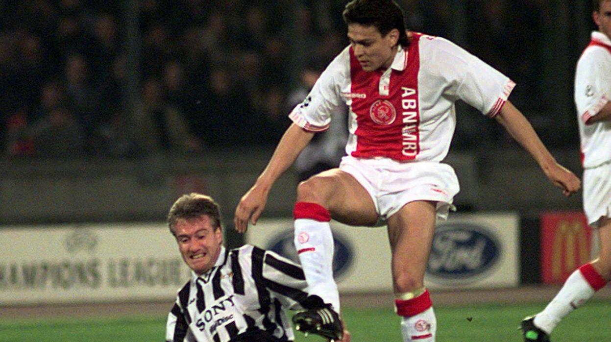 Alessandro Del Piero levanta el trofeo de la Liga de Campeones de 1996 tras ganar la fina contra el Ajax