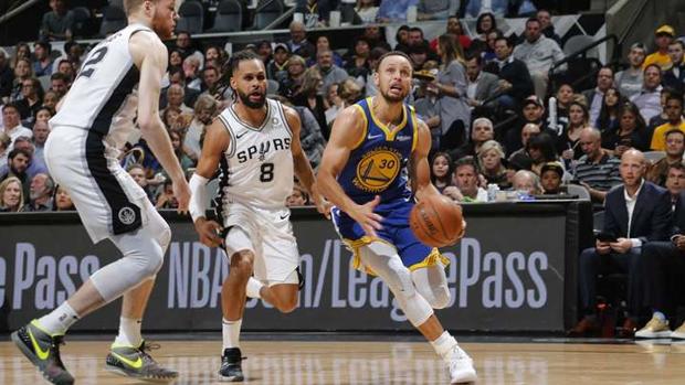 Stephen Curry anota el tiro más lejano de la temporada