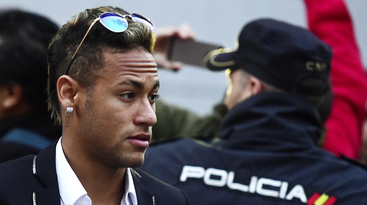Neymar oculta el contrato con el PSG