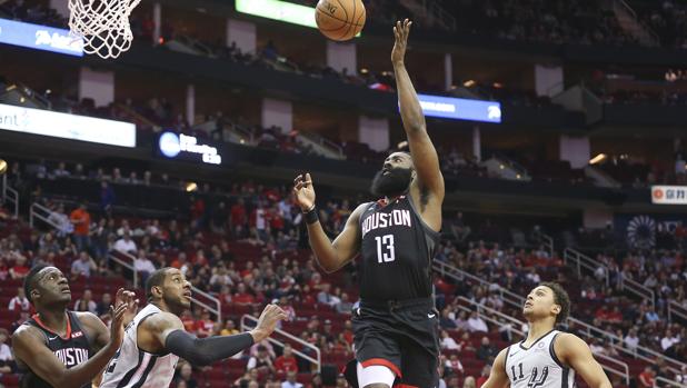 Harden enloquece a los Rockets con una remontada y 61 puntos