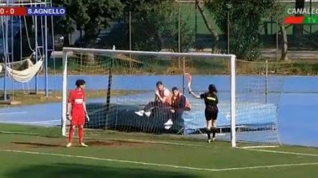 Los comentarios machistas de un narrador contra una árbitra que despiertan la indignación en Italia