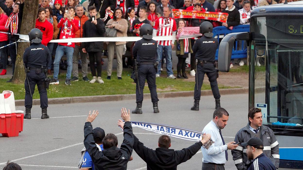 Aficionados de Oviedo y Sporting antes del partido en El Molinón