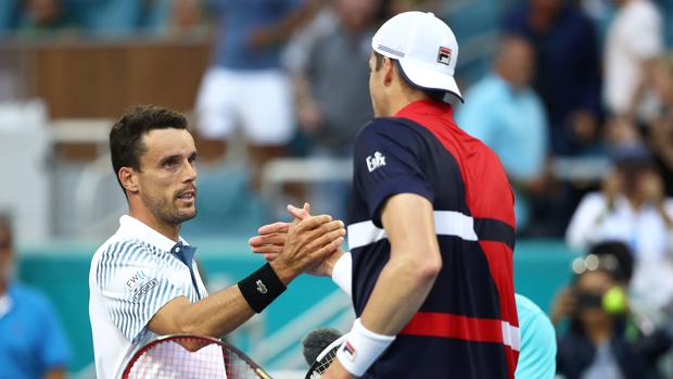 Isner acaba con la racha triunfal de Bautista y pasa a semifinales