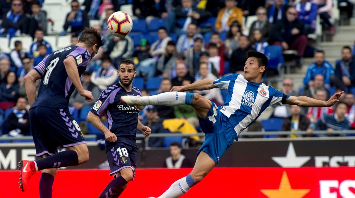 Wu Lei intenta un acrobático remate