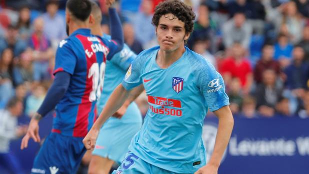 Sergio Camello alegra el partido de las despedidas